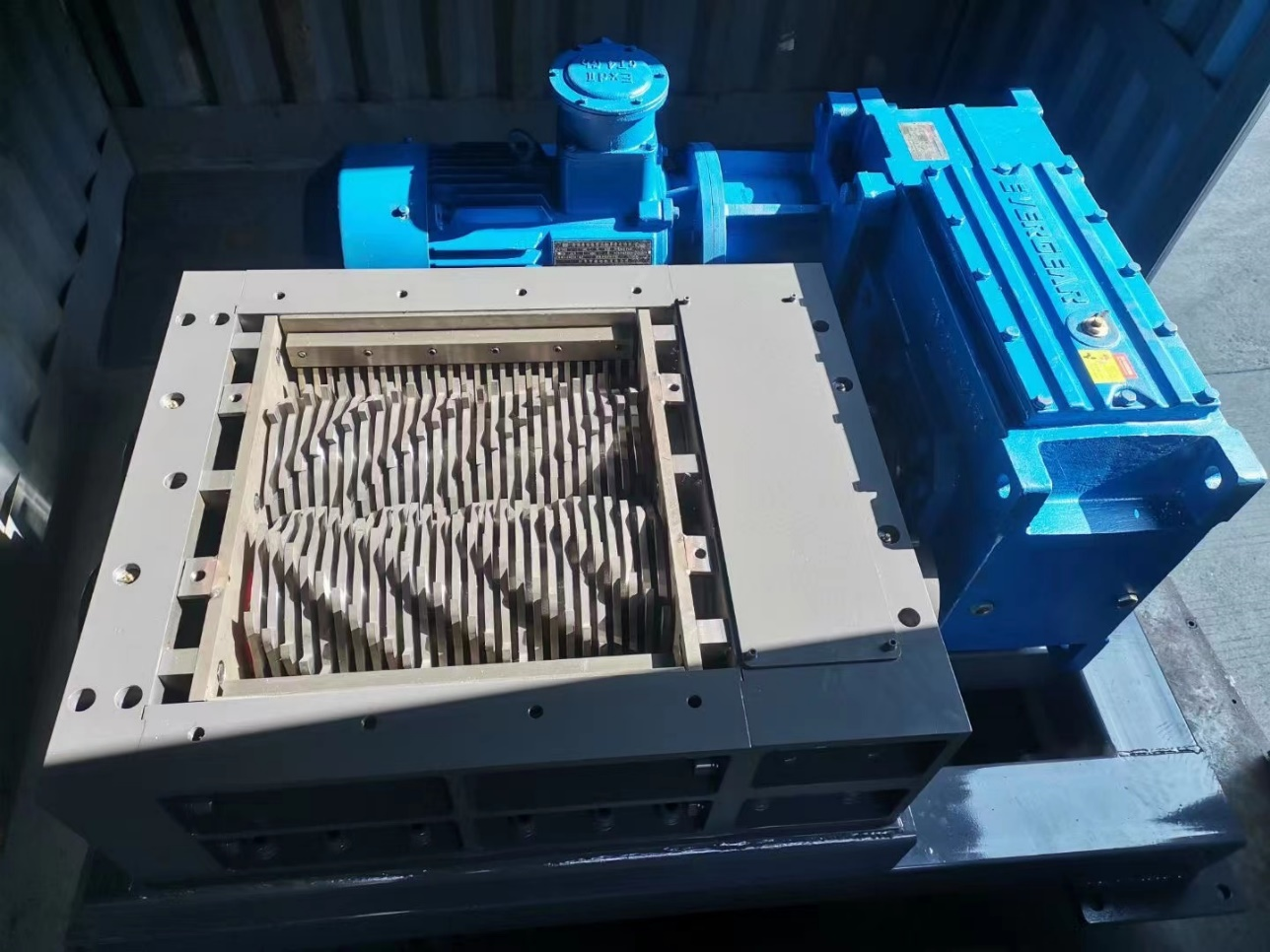 Latest company Cases about Solid Waste Treatment Double Shafts Shredder Machine applied EVERGEAR Industrial  Gearbox