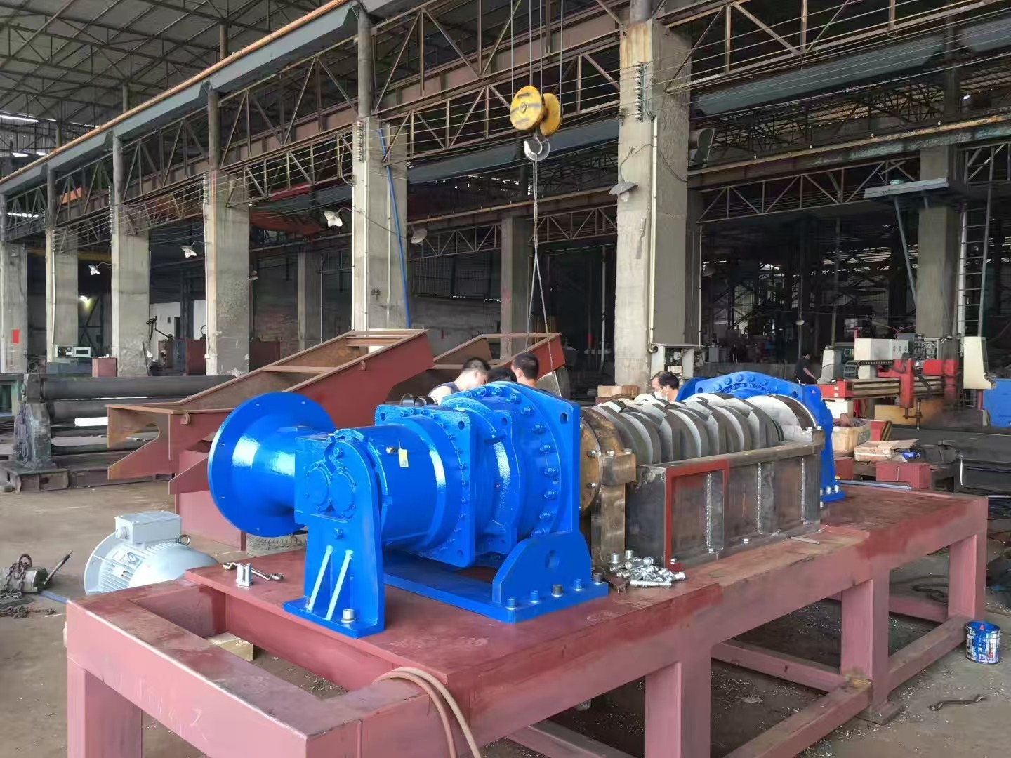 Latest company Cases about Twin Shaft Solid Waste Shredder Machine Equipped with EVERGEAR Heavy-Duty Industrial Gearbox